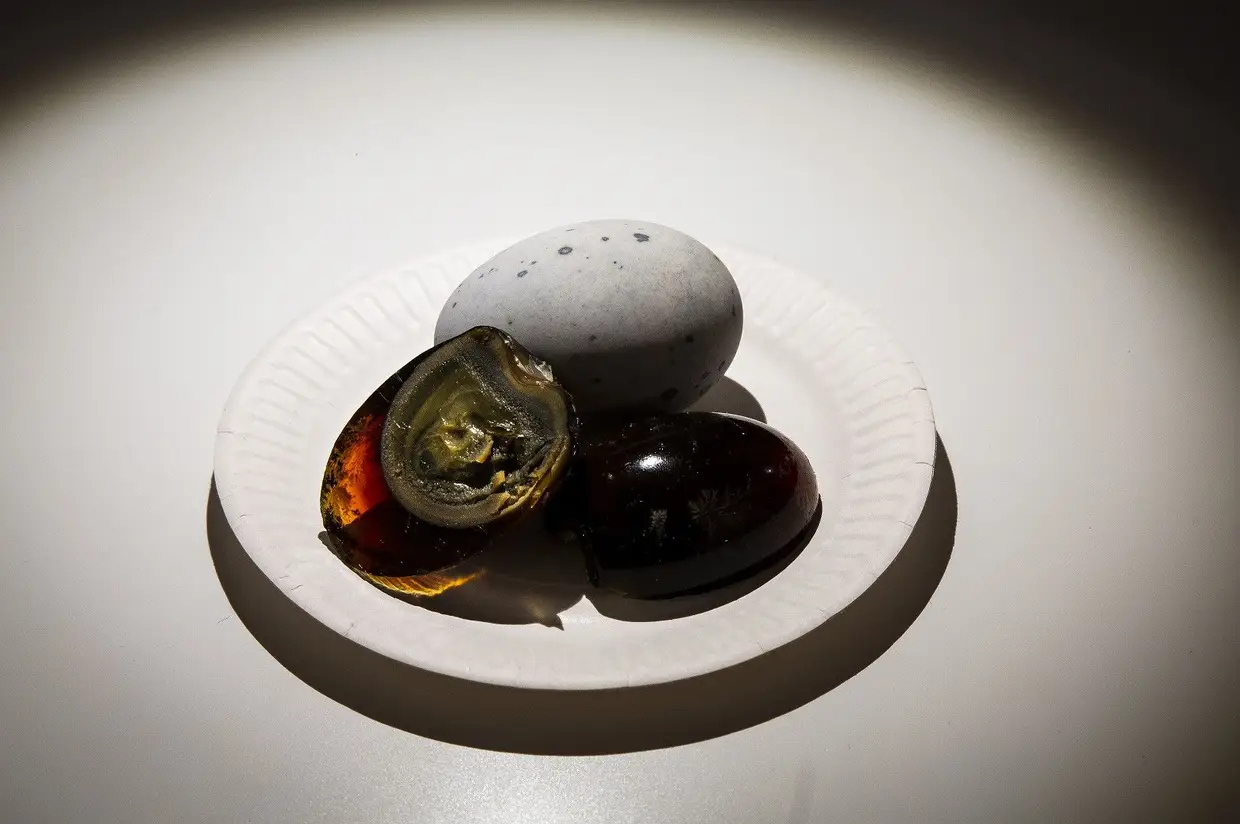 Ovo Centenário - é um ingrediente da culinária chinesa feito pela conservação de um ovo de pata ou galinha, numa mistura de argila, cinzas, sal, cal e amido de arroz. Tem um sabor semelhante ao queijo.