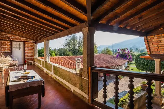 Quinta da Cancela: Há seis gerações que a Quinta da Cancela é propriedade da mesma família. Aqui se produzem apenas vinhos e espumantes verdes tintos e rosés de forma artesanal e manual. Pode ficar a dormir num dos 4 quartos duplos e 1 cottage, fazer refeições por encomenda, visitar as vinhas e ao lagar de granito tradicional, além, claro, de provar o vinho. Rua da Liberdade, Sande S. Lourenço, Guimarães. Tel: 919199299