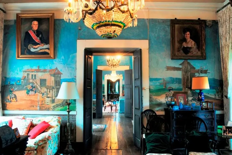 Casa de Sezim: O mítico edifício, na posse da mesma família há 28 gerações, desde 1376, é de rara beleza e sumptuosidade. Tem 10 quartos, decorados com camas indo-portuguesas e tecidos franceses do século XVIII e é famosa pelos vinhos verdes desde 1396. Aqui pode dormir, ou apenas visitar a casa, a vinha e a adega, além de provar o vinho. Rua de Sezim, Santiago de Candoso , Nespereira, Guimarães. Tel. 253523000
