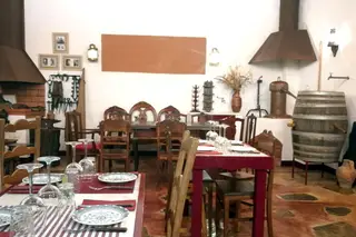 Destilaria do Ferrador: Alambique, petiscos e comida de tacho numa antiga oficina