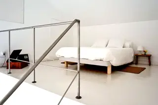 Quando uma antiga escola se transforma em casa de campo minimalista