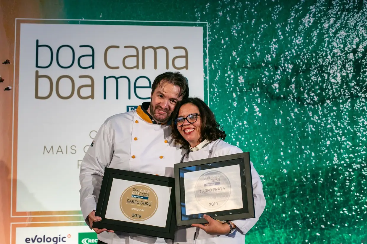 Vítor Matos, do restaurante Antiqvvm, e Noélia Jerónimo, do restaurante Noélia, com as jalecas especiais da Prochef