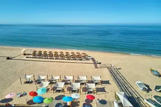 Armação Beach Club: Celebrar o verão com música e pés na areia