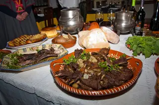 Celebrar os Caretos, à mesa, com javali no pote em Macedo de Cavaleiros