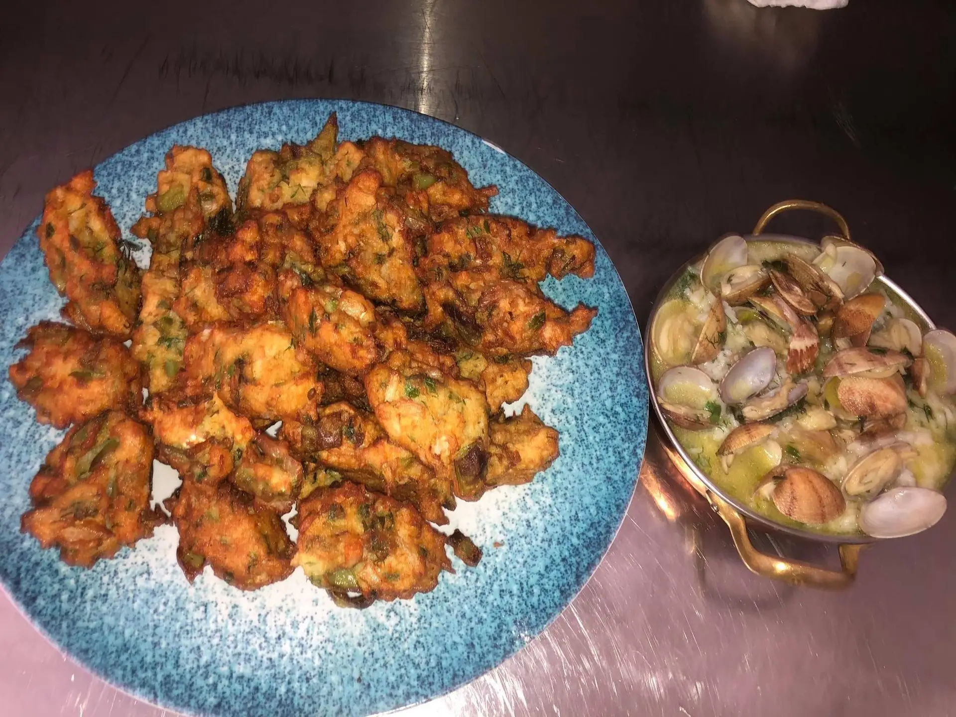 Chef em Casa: Pataniscas de pescada e feijão-verde com arroz de amêijoas por Noélia Jerónimo