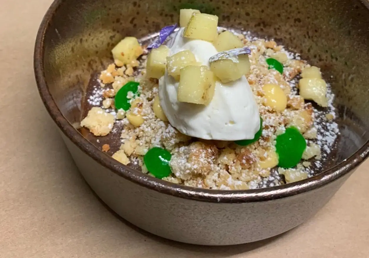 Chef em Casa: Tarte de maçã invertida com cremoso de cardamomo e gel de bergamota por Leonel Pereira