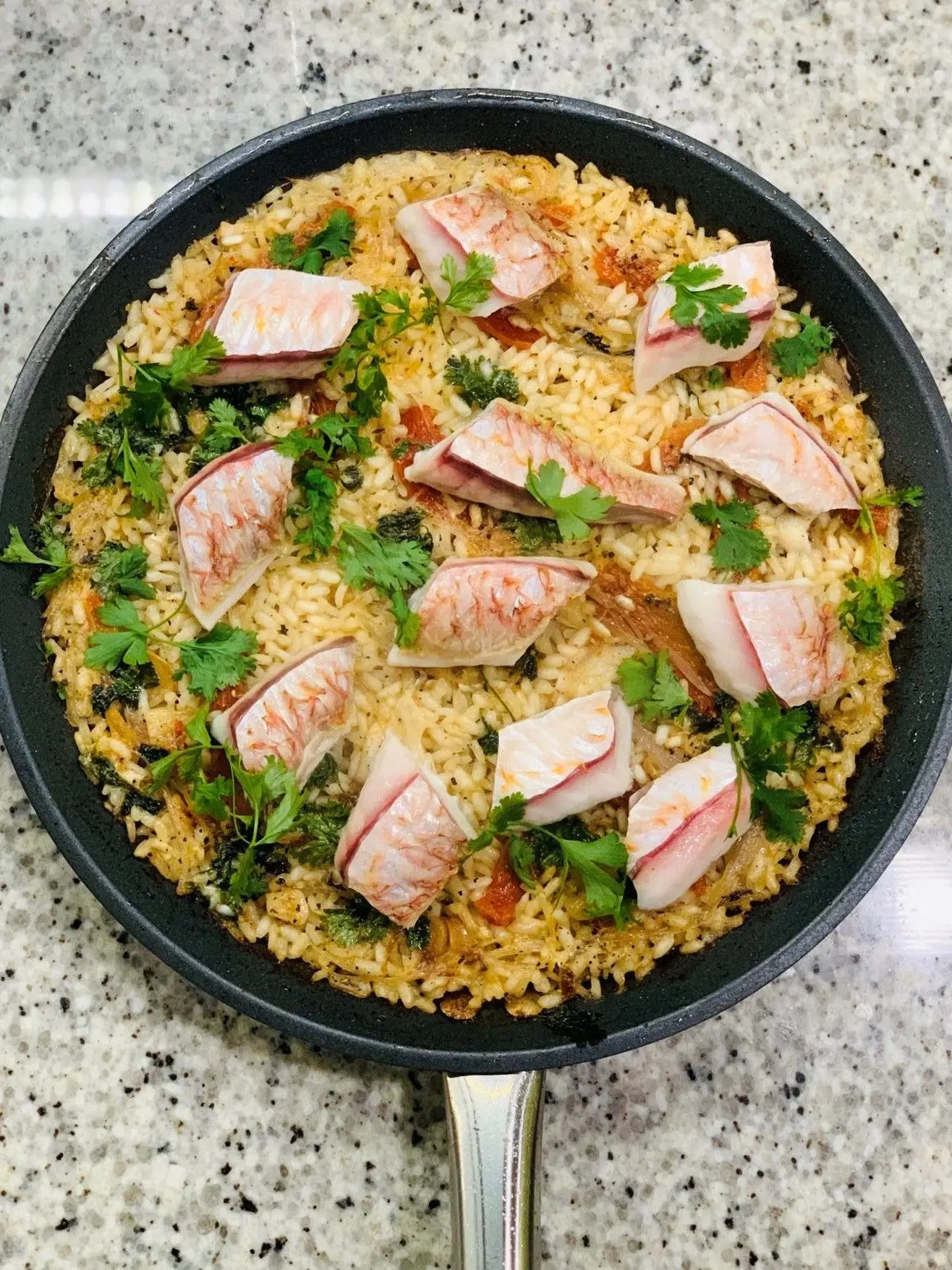 Chef em Casa: Arroz de salmonete com línguas de bacalhau por João Oliveira do Vista Restaurante