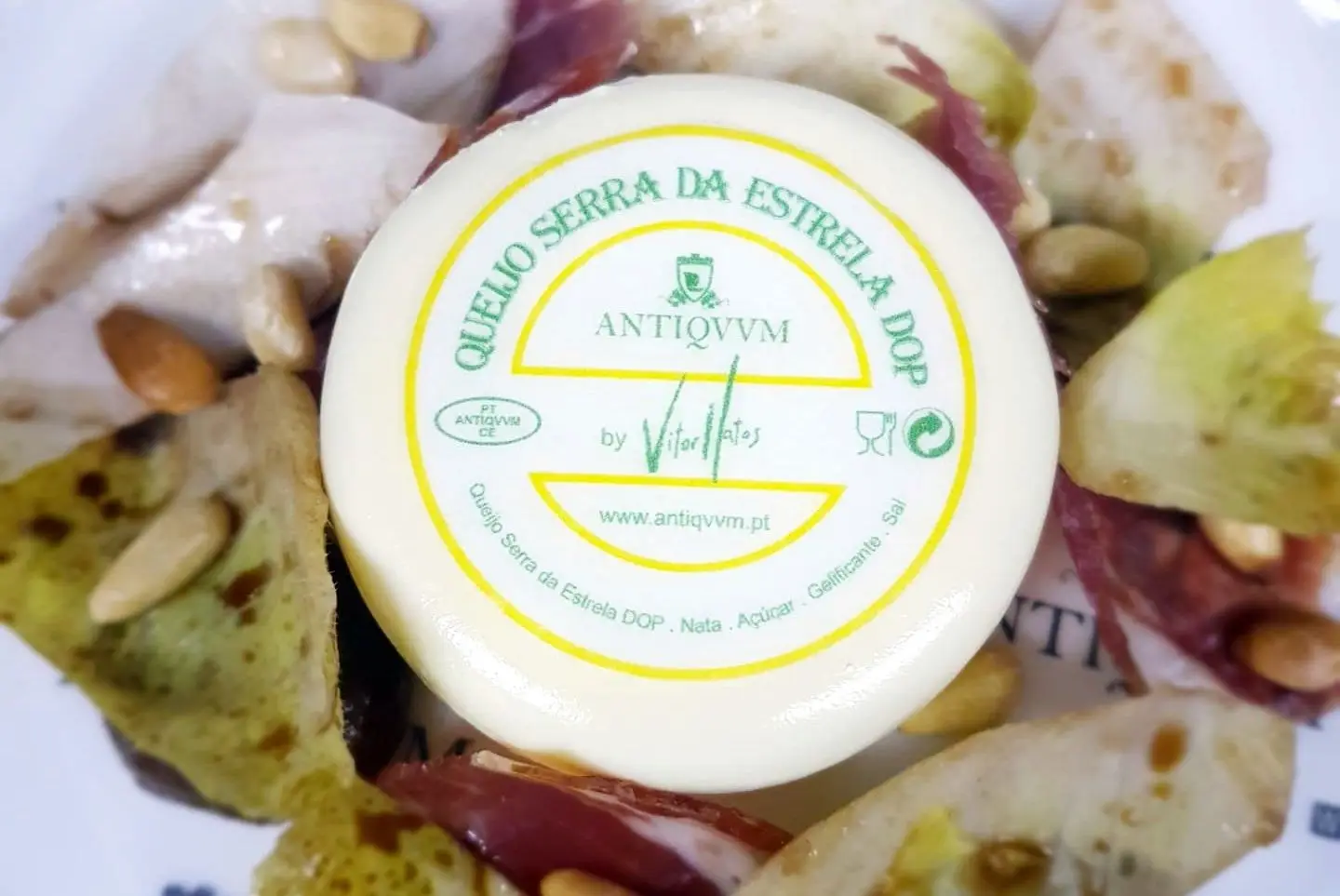 Chef em Casa: “O meu queijo da Serra com compota de cebola balsâmica” por Vitor Matos do Antiqvvm