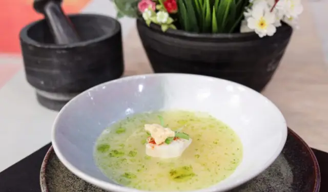 Chef em Casa: Sopa miso de bacalhau com coentros e pimentão de La Vera por Pedro Almeida do Midori