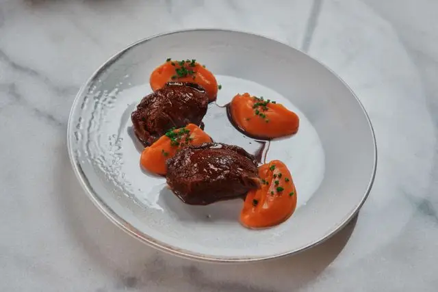 Chef em Casa: Bochechas de porco por Rogério Amaro, do Bartolomeu Bistro & Wine