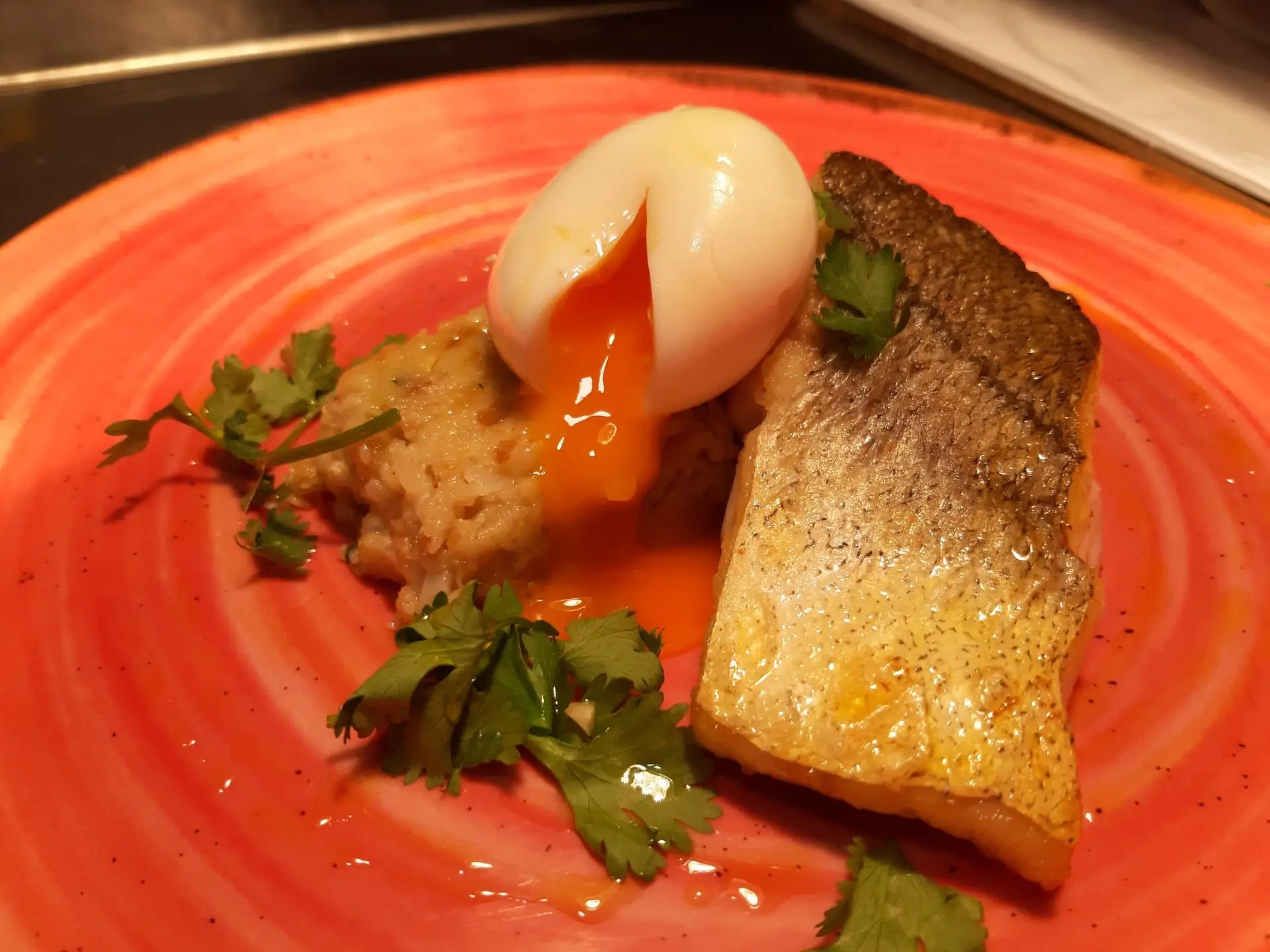 Chef em Casa: Pescada curada, migas de coentros e ovo cremoso por Tiago Fernandes, do D'Avenida