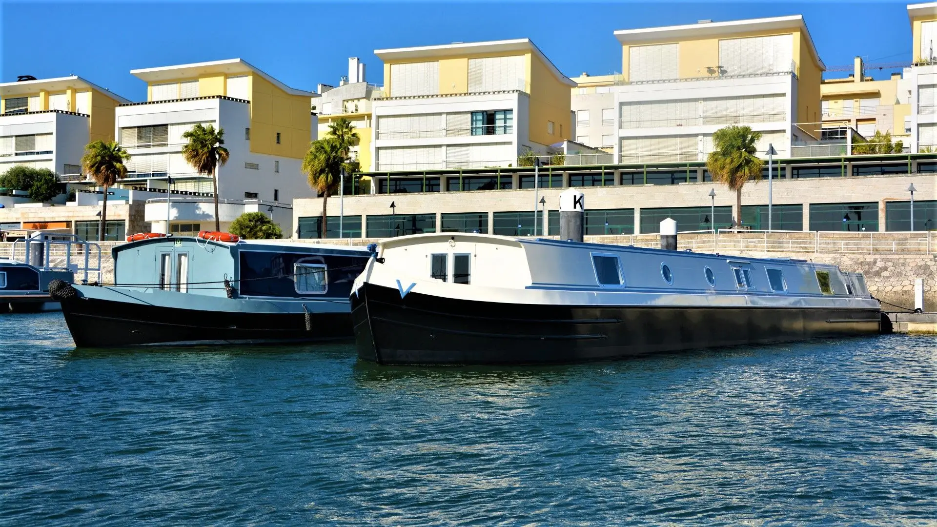 A dois ou em família, quem quer dormir numa barcaça tradicional no Parque das Nações?