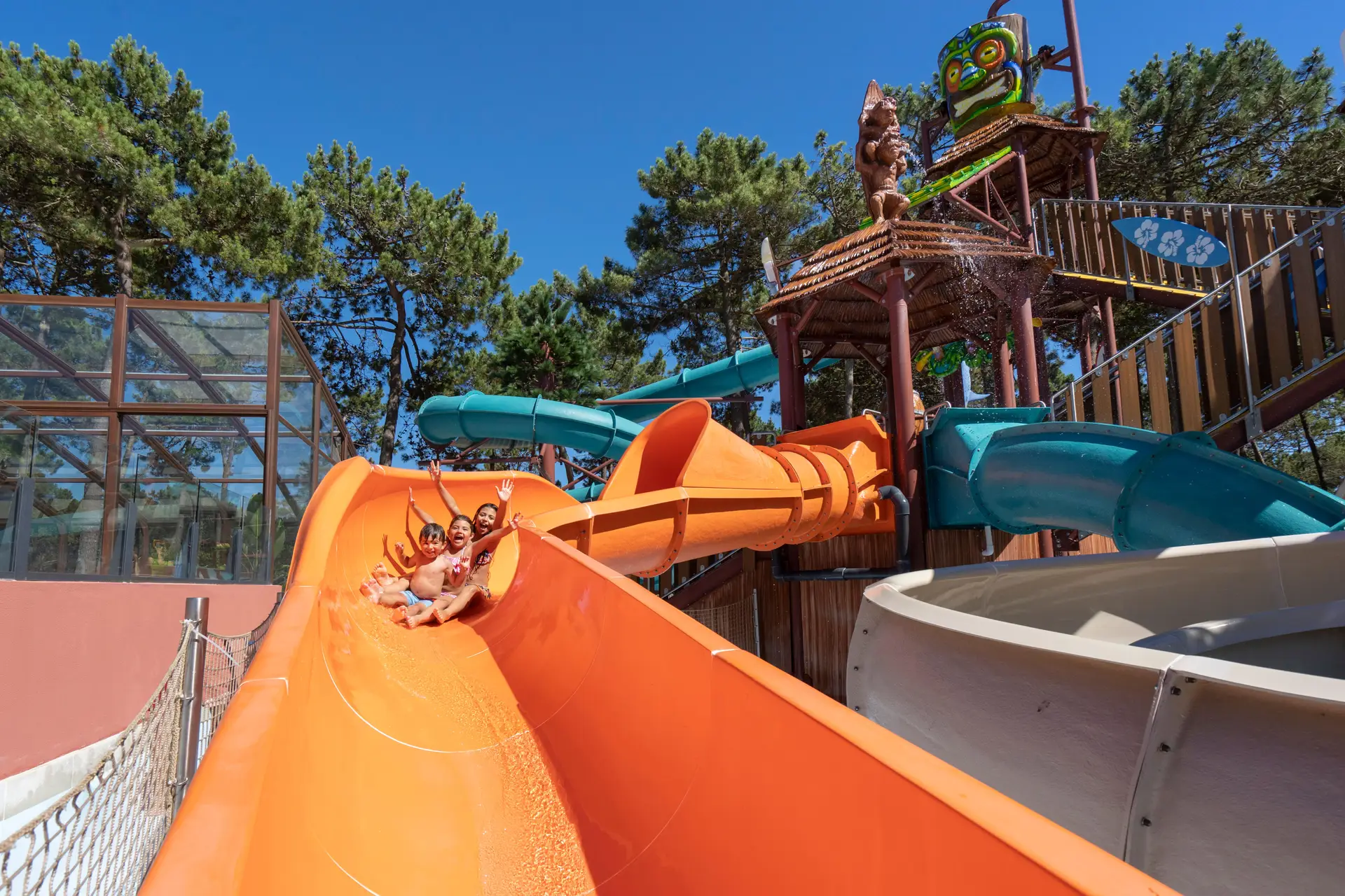 Resort com parque aquático organiza fim de semana especial para pais e filhos