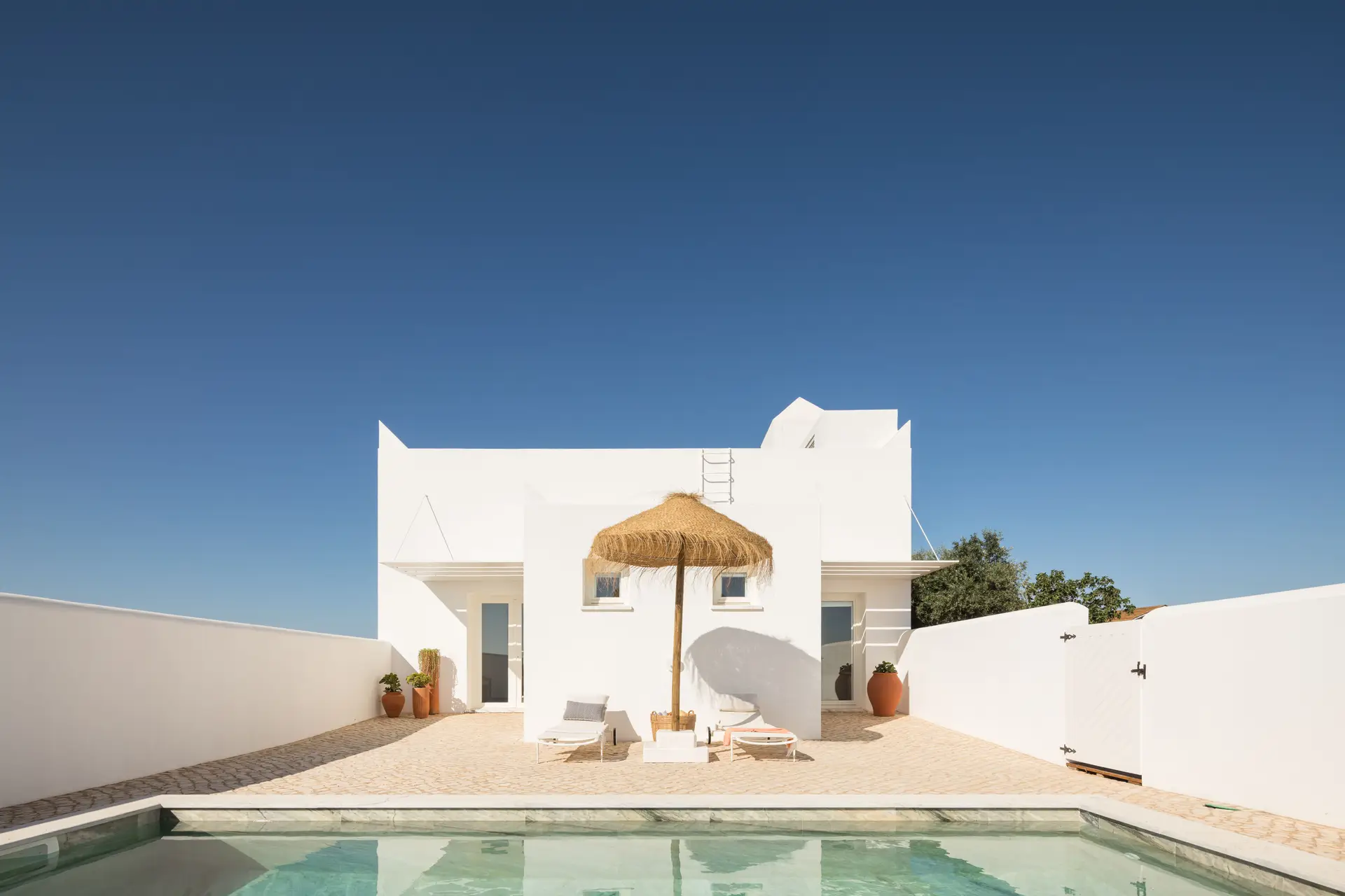 Dá Licença: o retiro no Alentejo que é uma fusão arrebatadora entre natureza e arquitetura