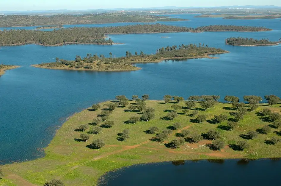 Ilhas, praias, trilhos e geocaching para descobrir no Alqueva