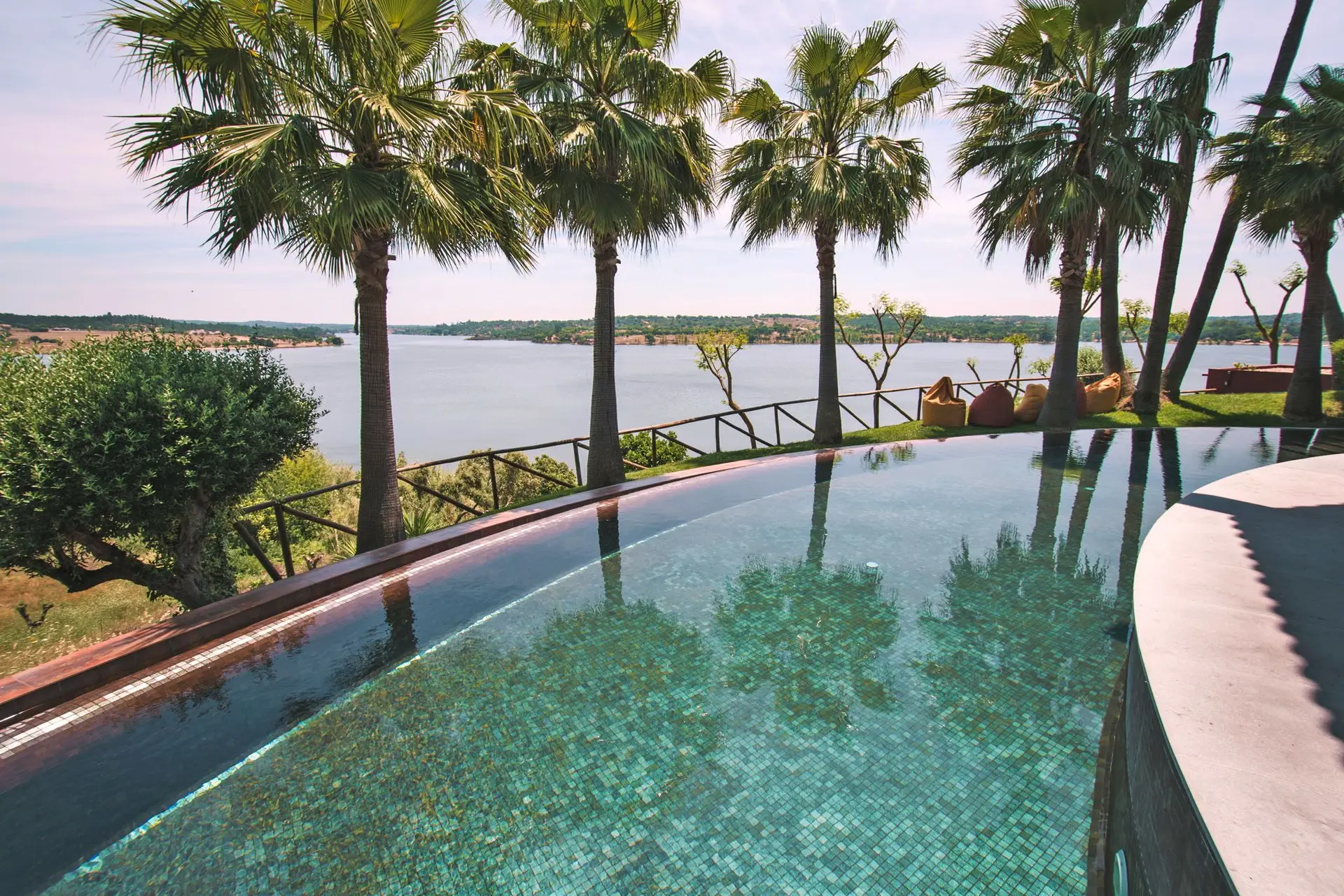 Alentejo tropical em Montargil: um hotel, um lago de águas tranquilas e muitas palmeiras