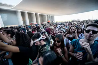 Público no palco EDP, sob a pala do Pavilhão de Portugal (2017)