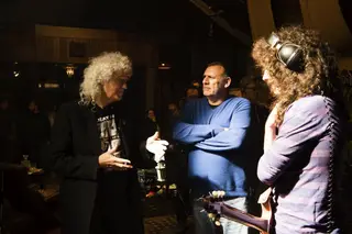 Brian May dando indicações a Gwilym Lee, que desempenha o seu papel