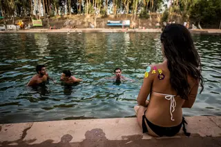 O famoso canal de rega do MEO Sudoeste, que funciona como praia do recinto