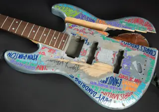 Guitarra destruída em palco (foto Jonathan Pulley)