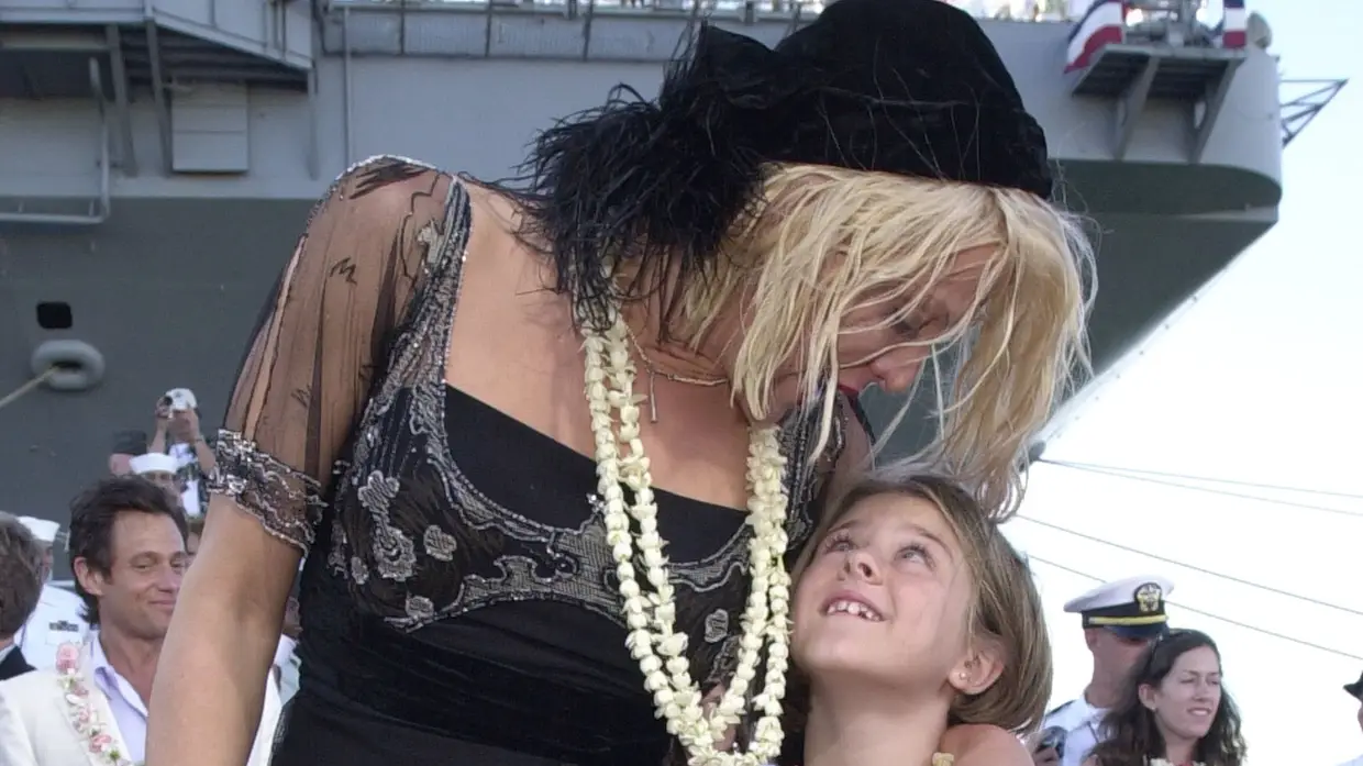Frances Bean Cobain com a mãe em 2001 (aos 9 anos)