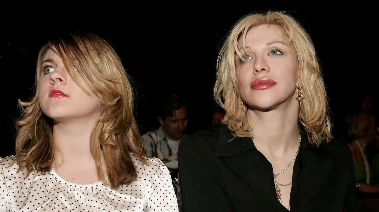 Com a mãe, num desfile de moda em 2006