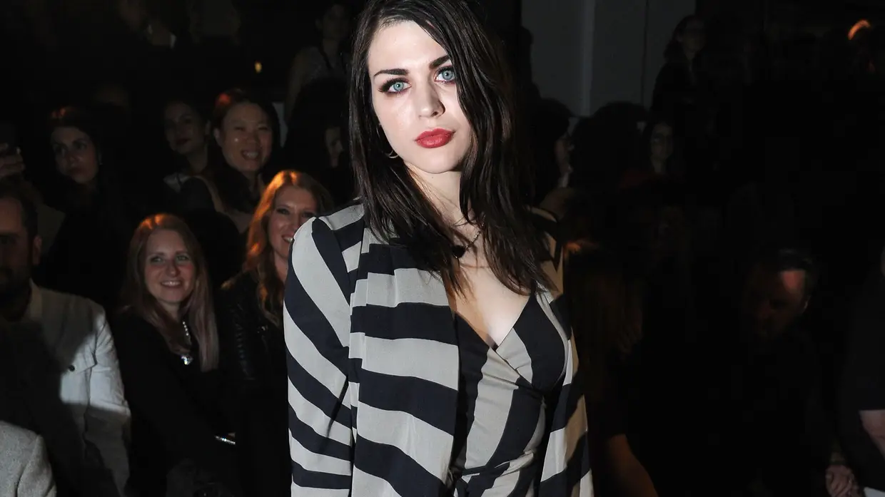 Frances casou em 2014, com Isaiah Silva