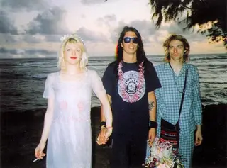 Dave Grohl entre os noivos