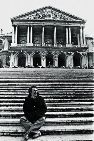 Fotografado no início dos anos 80, sentado ao fundo das escadarias da Assembleia da República