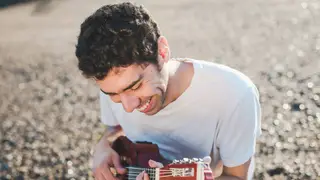Luca Argel nasceu no Rio de Janeiro e vive no Porto desde 2012
