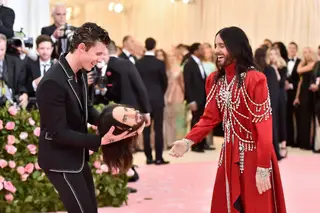 Shawn Mendes segura a cabeça de Jared Leto