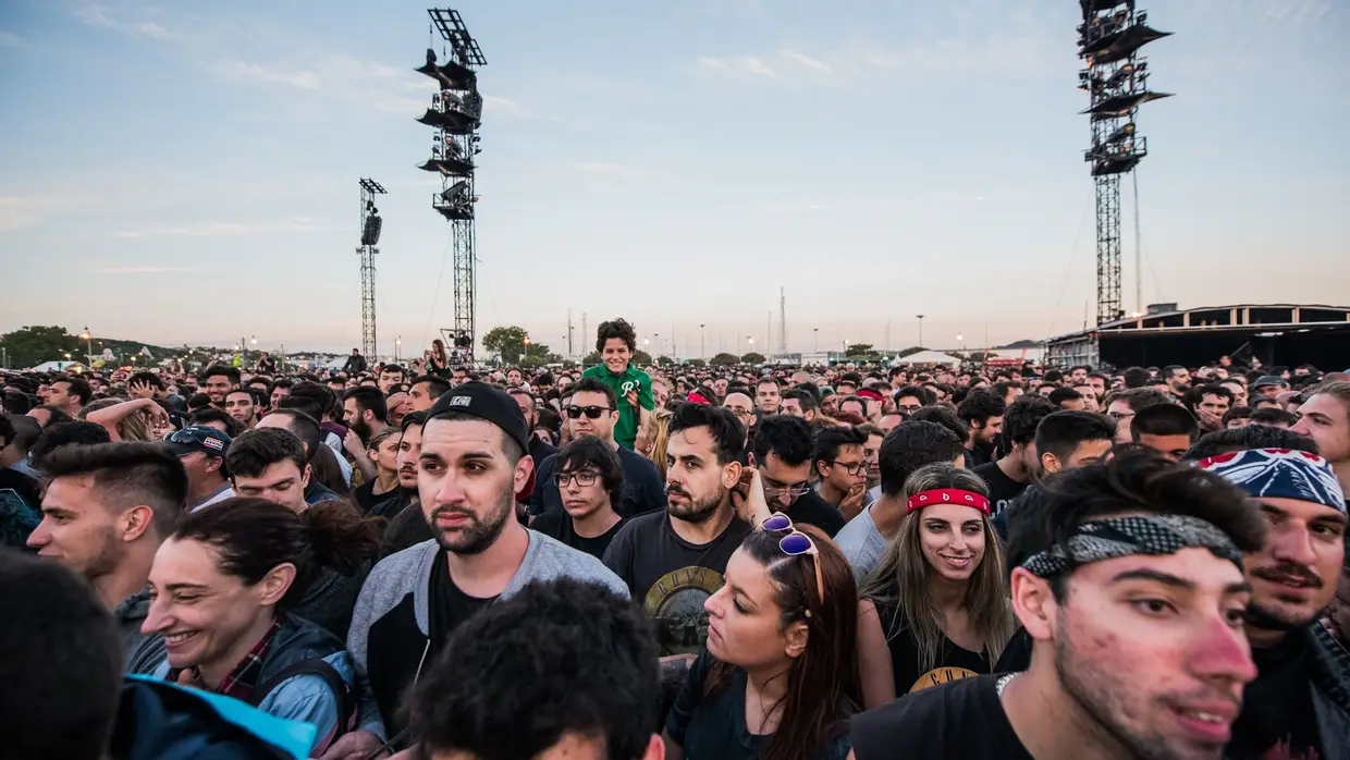 O público no concerto dos Guns N' Roses, no Passeio Marítimo de Algés, Lisboa