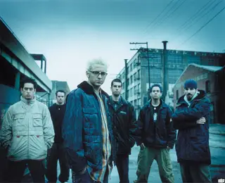 Linkin Park em 2000. Chester Bennington em primeiro plano