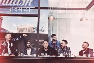 Uma das últimas fotos de promoção dos Linkin Park, de 2017. Chester Bennington à esquerda