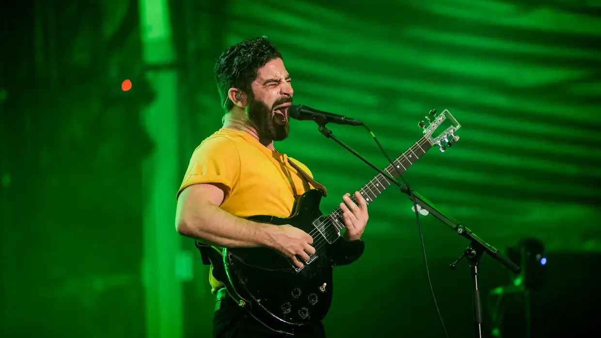 Os Foals "fecharam a porta" no palco principal