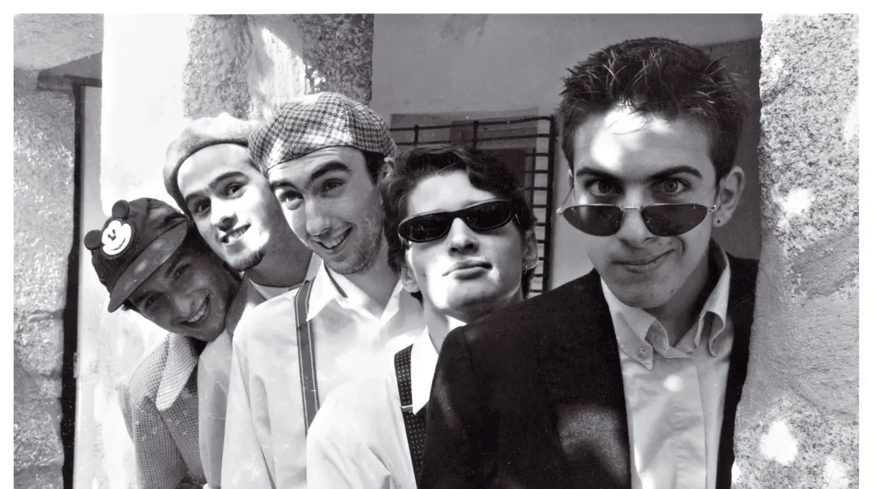 A formação que se manteria até ao fim da banda, em 2001