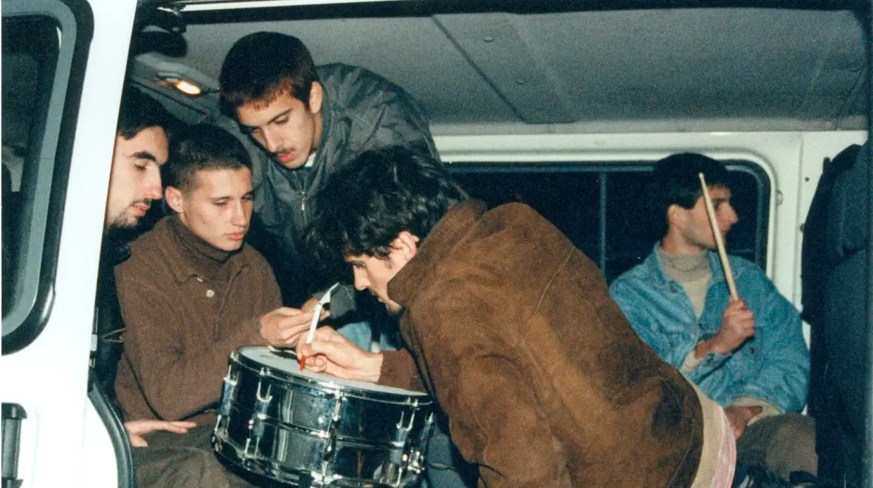 Imagem da contracapa de Cão! (com Nuno Prata, baixista, na bateria)