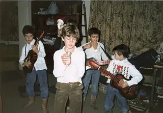 Com cerca de sete anos, brincando às bandas na casa da Giesta