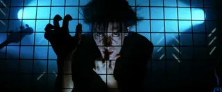Peter Murphy, dos Bauhaus, na cena inicial do filme "Fome de Viver"