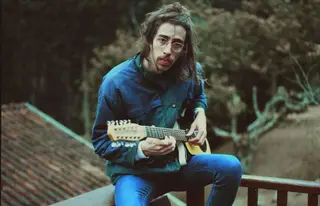 Tim Bernardes é também o frontman da banda indie O Terno