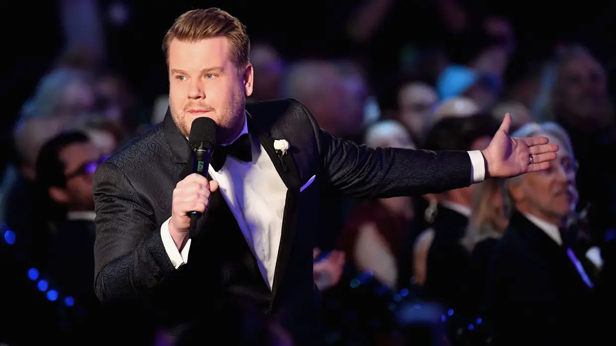 O comediante James Corden deu as boas vindas à plateia e conduziu a cerimónia dos Grammys