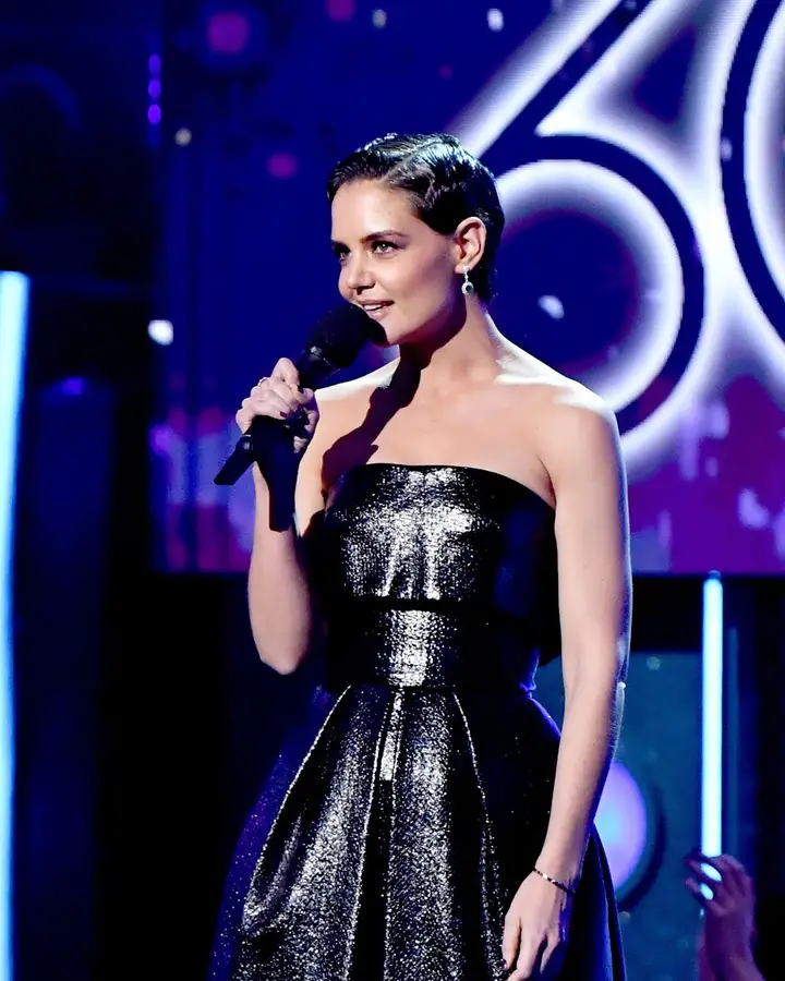 A atriz Katie Holmes também foi convidada a apresentar