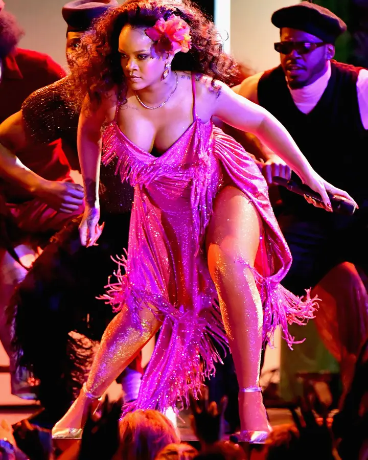 Rihanna cantando "Wild Thoughts"