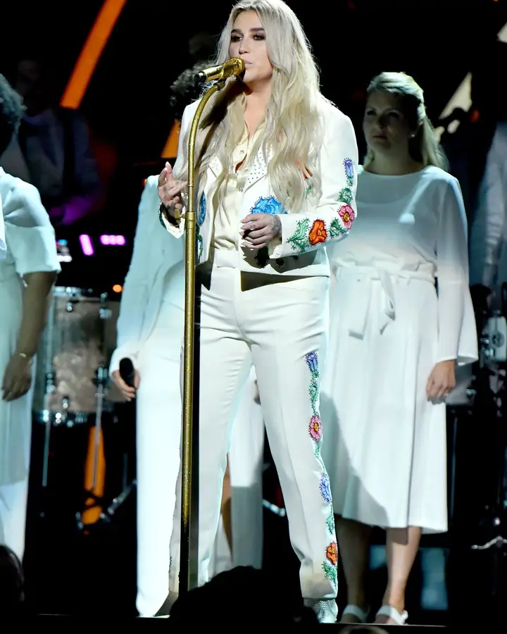 Kesha cantou "Praying"