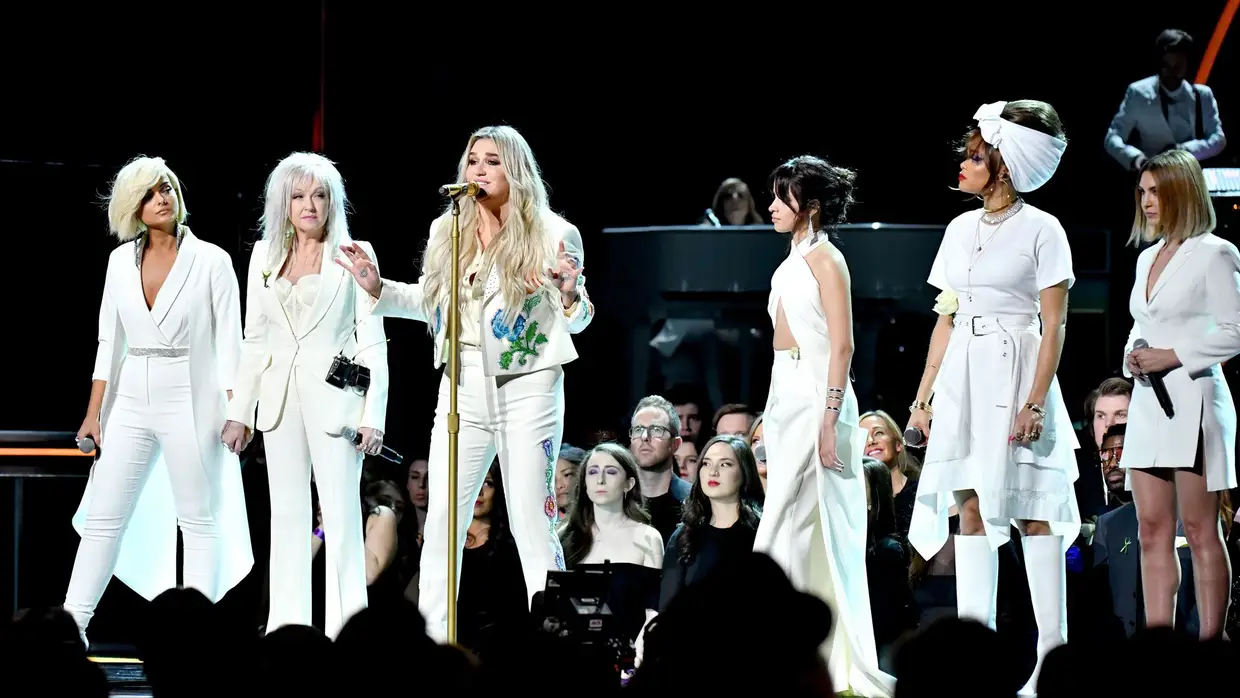 A artista fez-se acompanhar por um coro de luxo, que incluiu Bebe Rexha, Cyndi Lauper, Camila Cabello, Andra Day e Julia Michaels
