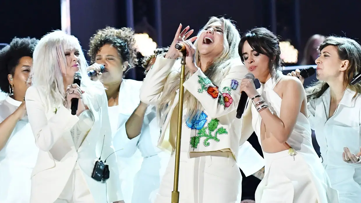 Kesha e o seu coro no momento mais emocionante da noite