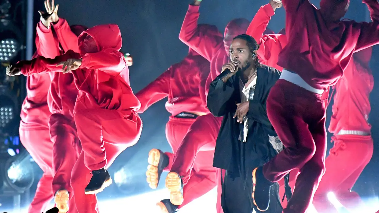 Kendrick Lamar atuou com dois convidados de luxo: Bono dos U2 e o comediante Dave Chappelle