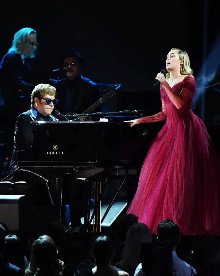 Elton John e Miley Cyrus cantaram "Tiny Dancer" em dueto