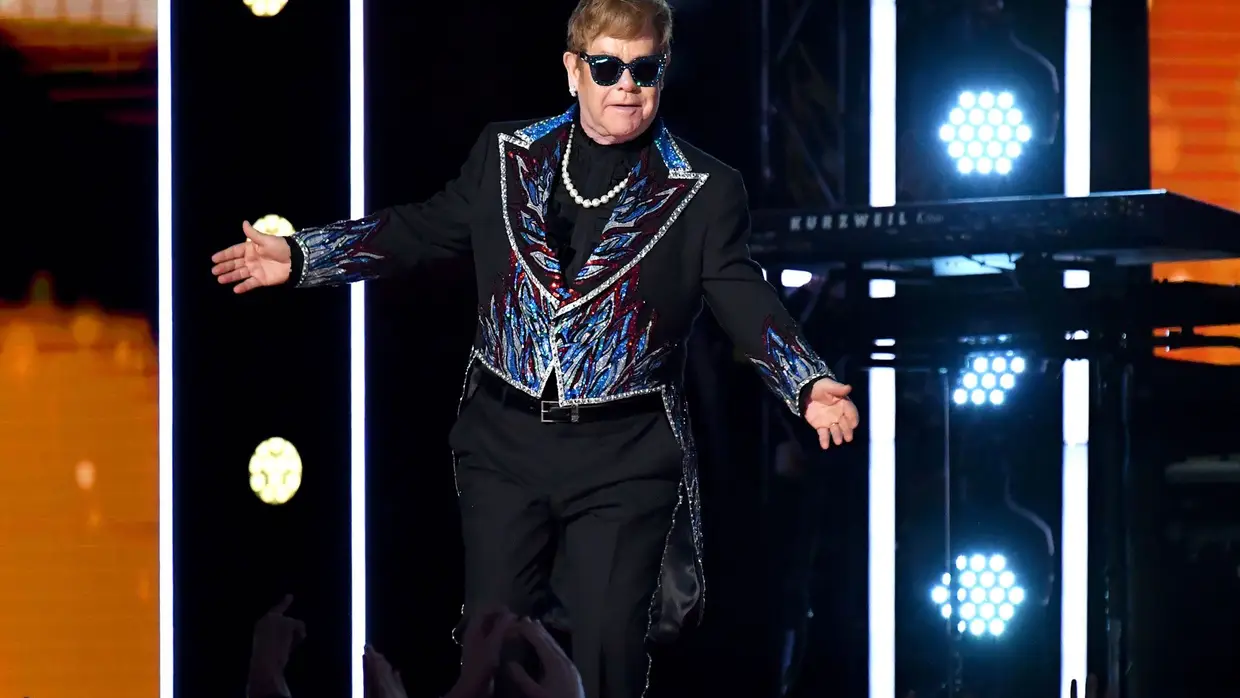 Elton John, que anunciou há dias que se vai retirar dos palcos, a receber os aplausos