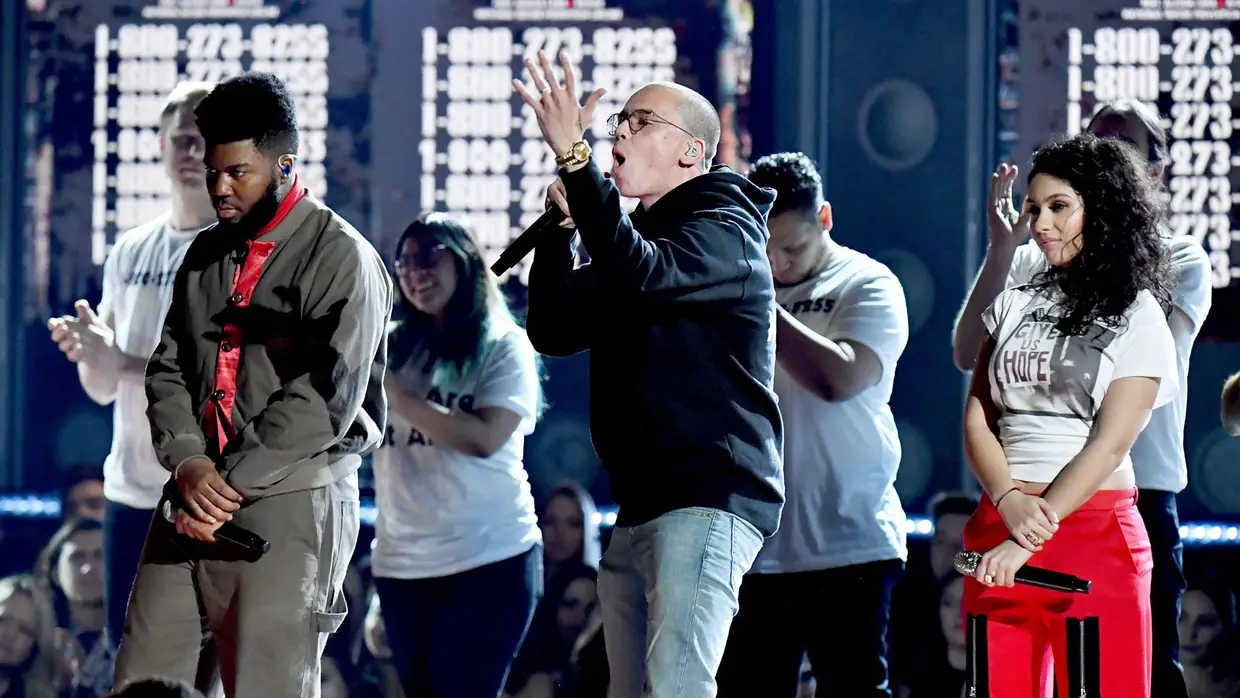 Logic apresentando "1-800-273-8255" com Khalid e Alessia Cara